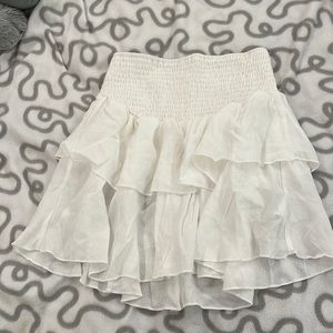 I’m selling this white skirt